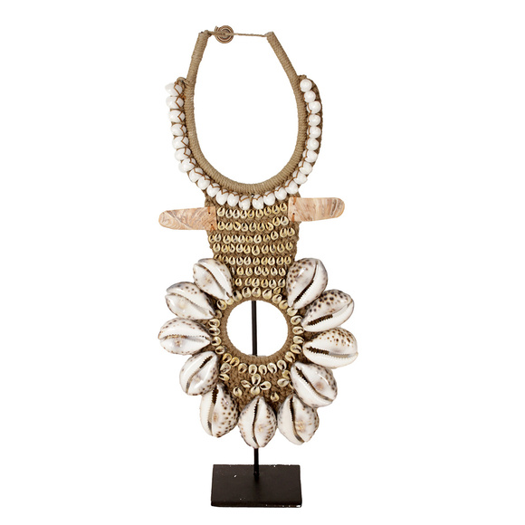 Product image 1 of Collar de conchas J47 sobre soporte
