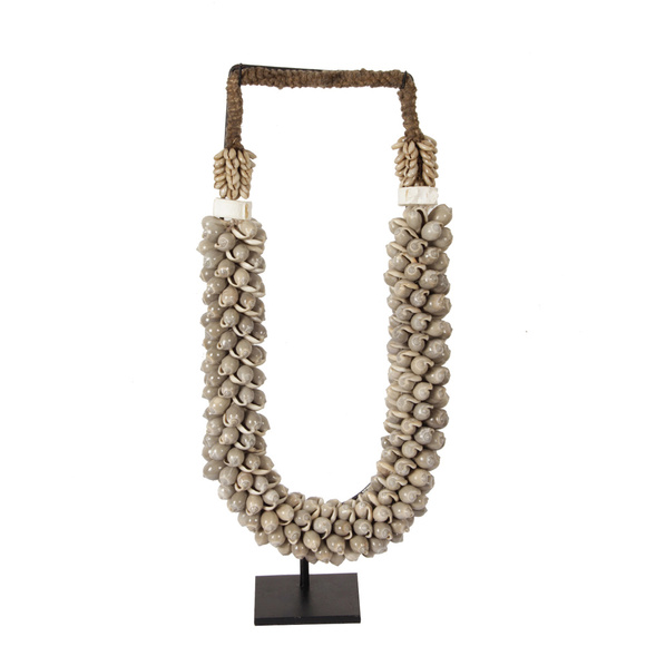Product image 1 of Collar de conchas J78 sobre soporte