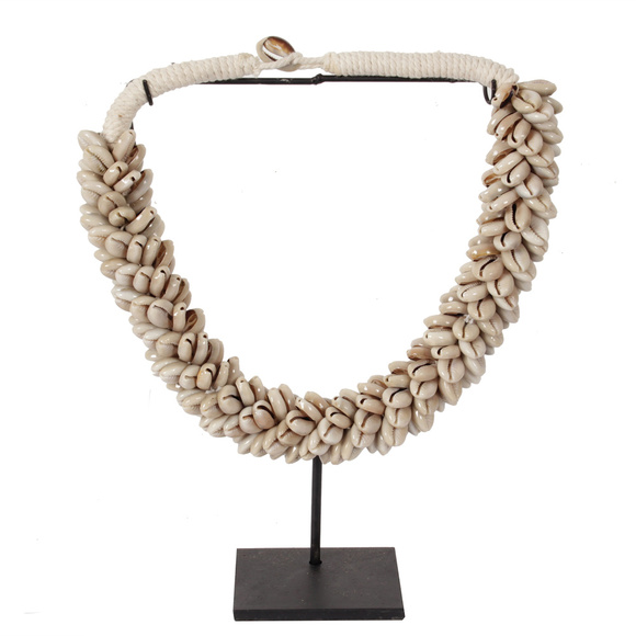 Product image 1 of Collar pequeño de conchas J81 sobre soporte