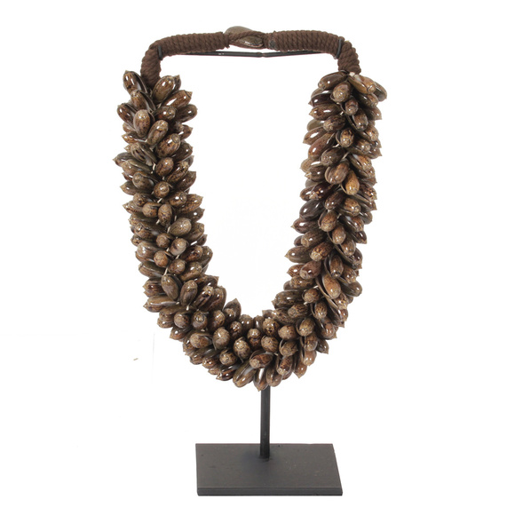 Product image 1 of Collar pequeño de conchas J84 sobre soporte
